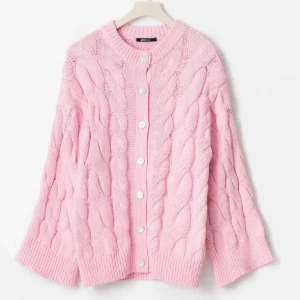 Rosa stickad kofta med knappar - Strl XS! Säljer för 350kr❤️ från ginatrico 