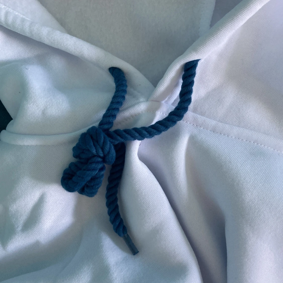 Vit hoodie med blått tryck och snörning - 3