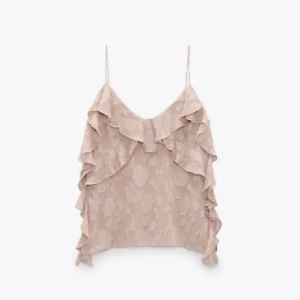 Festtopp zara - Supersnygg festtopp från zara som passar till alla tillfällen! SLUTSÅLD! Den är i en ljus/smutsrosa färg och har slits längst ner på båda sidorna, samt volanger. Storlek S, knappt använd. Bara att höra av dig om du skulle ha frågor💕