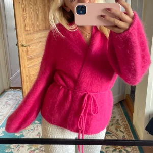 Kofta i kashmir  - Supermjuk och mysig kofta från ella&il. Använd max 2-3 gånger och aldrig tvättad, så den är i sprillans nytt skick, inga noppror eller liknande. Nypris 3699kr. Kashmir och mohir mix. Köpt på Ströms i Stockholm