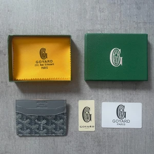 Grey Card holder - Hej, säljer denna gråa korthållare med alla tillbehör som är på bilden allt kommer med så hör av er vid intresse! 😊
