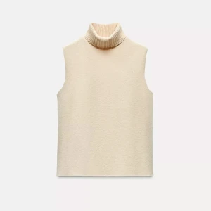 Beige ärmlös polotopp - Super fin topp ifrån Zara. Säljer då den ej kommer till användning längre🤍 hör av er vid funderingar!❣️