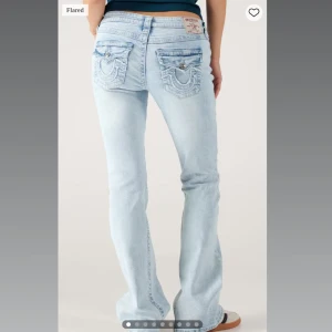 Ljåsblåa true religion jeans low waisted bootcut/flare  - Ljusblåa true religion flare low waist jeans. De är helt nya med prislapparna kvar. De är i storlek 28. De är köpte för 1299 kronor från Carlings, sista bild är kvitto från min order. De är slutsålda i storlek 28. Skriv för bild privat men de är exakt samma jeans som på bilden :)