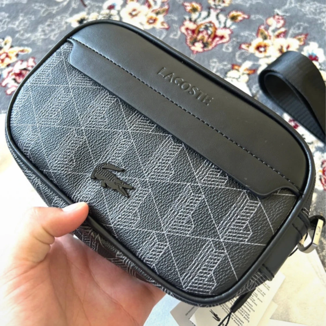 Svart axelväska från Lacoste - 1