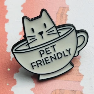 Söt katt-pin Pet friendly - Katt pin. Det går bra att hämta, swisha eller köpa via Plick.💕
