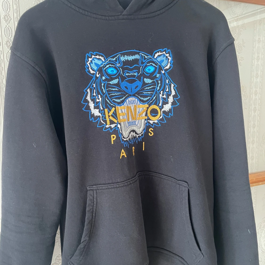 Svart Kenzo hoodie med tigerbrodyr