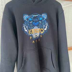 Svart Kenzo hoodie med tigerbrodyr - Äkta Svart kenzo hoodie storlek M passar även S
