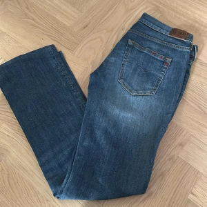Ö Replay Radell jeans - Säljer ett par klassiska blå jeans från Replay, modell Radell. Jeansen, snygga kontrastsömmar och läderpatch bak. 