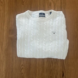 Vit kabelstickad tröja från Gant - Säljer vit kabelstickad tröja från Gant i storlek S, väldigt bra skick och hör av vid funderingar! 