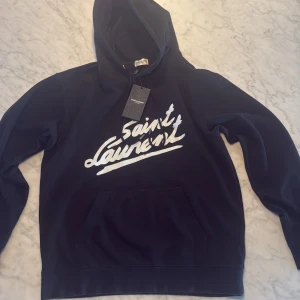  Saint Laurent hoodie - Svart hoodie från Saint Laurent, väldigt bra skick mitt pris 1600
