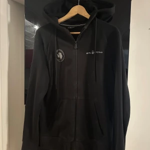 Svart zip hoodie från Sail Racing - Svart hoodie från Sail Racing med dragkedja i storlek M men passar även S. Säljs pga den ej passar min stil längre. 