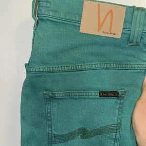 Turkos/gröna jeans från Nudie Jeans Co - Säljer ett par turkosa jeans från Nudie Jeans Co. De har raka ben ✌️modell: thin finn w31 L34 typ oanvända