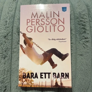 Bara ett barn - En gripande roman om Alex, ett barn som inte är som andra. När misstankar om misshandel väcks dras advokaten Sophia Weber in i hans liv. En stark berättelse om utsatthet, samhälle och hopp, perfekt för dig som gillar spännande och tankeväckande historier.