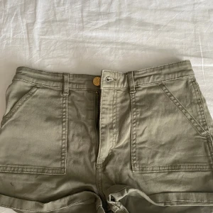 Gröna shorts från H&M med fickor - Gröna shorts från H&M med stora framfickor och bakfickor. Nästan aldrig andvända möjligtvis 1 eller 2 gånger