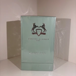 Parfums de Marly Greenley 125ml - Helt ny, oöppnad och i originalförpackning.  Greenley är en frisk och energisk doft med saftigt grönt äpple, friska citrusnoter och en elegant träig bas. Perfekt för dig som vill ha en lyxig och uppfriskande signaturdoft året runt.  💎 Nypris: ca 3000 kr 💰 Mitt pris: 1789 kr  Hör av er för fler bilder eller frågor!   Priset kan diskuteras vid snabb och smidig affär 🙌🏽