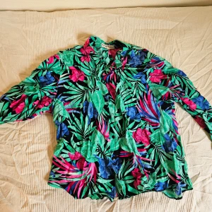 Tropiskt mönstrad skjorta - Fin tropisk skjorta för somrig vibe!