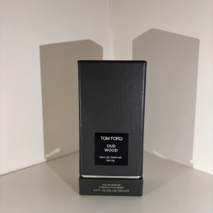 Tom Ford Oud Wood EdP 100ml - Helt ny, oöppnad och i originalförpackning.  Oud Wood är en av Tom Fords mest ikoniska dofter – en sofistikerad och sensuell blandning av exotiskt oud, kryddor och ädelt trä. Elegant, varm och tidlös – en lyxig signaturdoft som fungerar året runt och gör ett starkt intryck.  💎 Nypris: ca 3800 kr 💰 Mitt pris: 1689 kr  Hör av er för fler bilder eller frågor!   Priset kan diskuteras vid snabb och smidig affär 🙌🏽