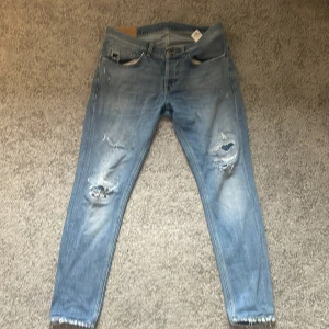 Blå slitna jeans i storlek 32 - Sköna dondup jeansen |  modell: GEORGE med slitningar |  Storlek: W32 och längd 100 CM | 🚨 Pris går att diskutera vid snabb affär | Skick: Sparsamt använda! 