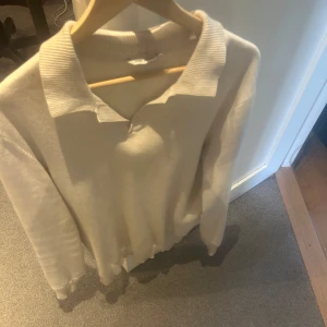Beige stickad tröja John Henric M - Klassisk beige stickad tröja från John Henric i storlek M. Tröjan har krage med v-ringning och ribbade muddar vid ärmslut och nederkant. Perfekt för en clean och stilren look, funkar lika bra till jeans som till chinos. Den är också i bra skick, utan några hål etc! Vid fler frågor är de bara och skriva. 👏