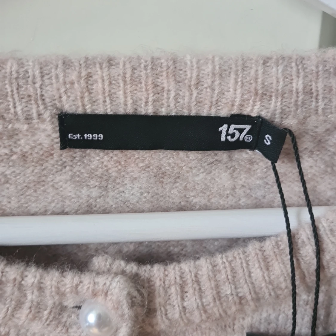 Beige kofta med pärlknappar från 157 - 2