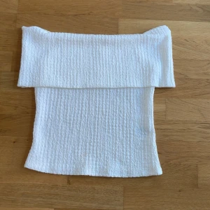 Vit topp  - Säljer denna superfina tröjan ifrån H&M, den är i st S. Tröjan är helt ny med prislapp på. 