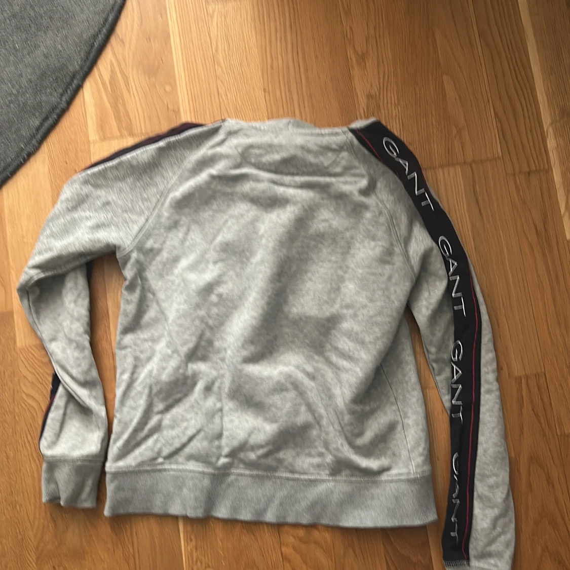 Grå hoodie från GANT med logoband - 3