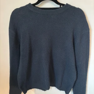 Mörkblå stickad tröja från 157 - En enkel och snygg mörkblå stickad tröja från 157 med rund hals och långa ärmar. Den är i storlek 160 och är i väldigt bra skick.💓