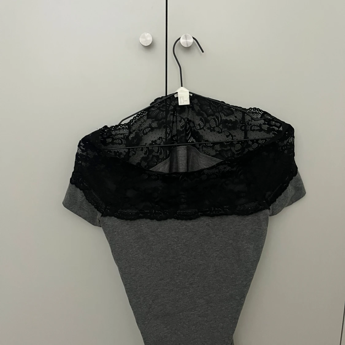 Grå topp med svart spetsdetalj - 1