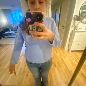 Ljuslila stickad tröja från 157, XS - Supermysig ljuslila stickad tröja från 157 i storlek XS. Tröjan har en enkel, rak passform med rund halsringning och långa ärmar. Perfekt att slänga på sig när det är lite kyligt ute.