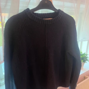 Marinblå stickad tröja från Carin Wester - Mysig marinblå stickad tröja från Carin Wester med rund halsringning och ribbade muddar. 💕Tröjan har en enkel, clean look och är perfekt nu till hösten🍁🍂Passformen är normal och ärmarna är långa. 💕skriv för fler bilder eller om ni har funderingar!