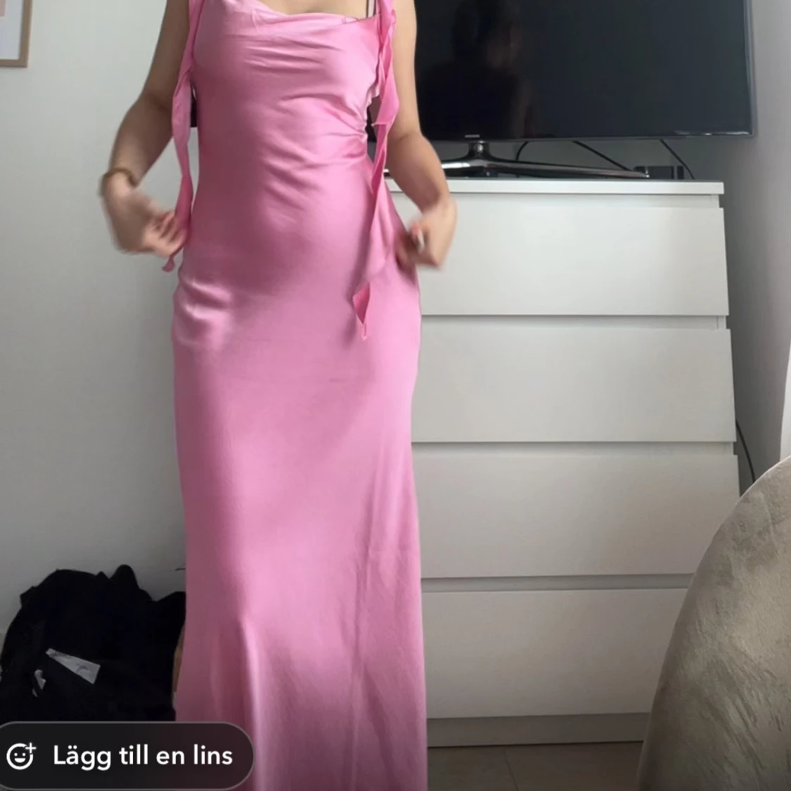 Rosa satinklänning från Gina Tricot