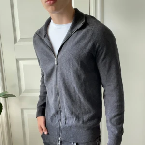 Massimo dutti full zip  - Lite tjockare Massimo dutti full zip. Inga defekter, modellen bär M och är 180,75 kg. Kom med frågor!🙏
