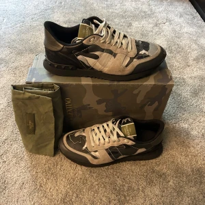 Valentino Rockrunners - Säljer ett par Valentino Garavani Rockrunners i riktigt bra skick. Både låda och dustbag följer med vid köp. Bara att skriva vid frågor🙌🏻
