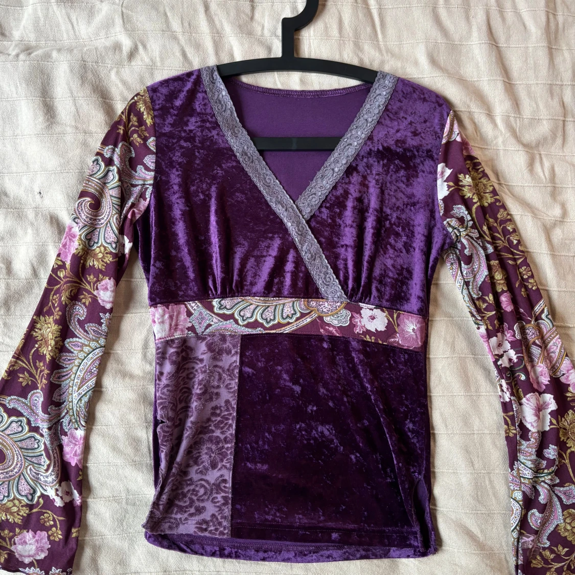 Lila omlottopp i sammet