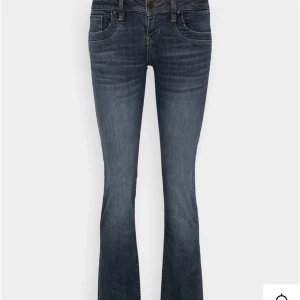Low waist jeans Ltb - Snygga mörkblå low waist jeans från Ltb med klassisk bootcut-passform i färgen Zayla wash. Tyvärr har de knappt kommit till användning då jag fick fel storlek. Storlek W27,L30. Nypris 799kr, mitt pris 550kr.💕Vid fler frågor/bilder skriv till mig!