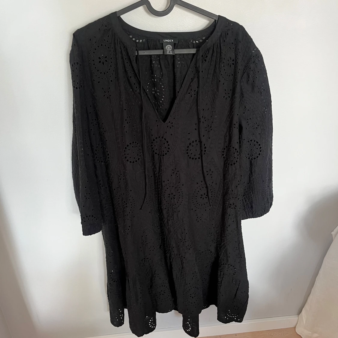 Svart broderad klänning från Lindex