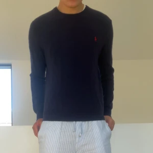 Ralph Lauren Ull törja - Säljer en sjukt fet stickad Ralph Lauren tröja i färgen mörkblå! Tröjan är i strl L men skulle uppskatta den sitter som en L istället då den även har en perfekt passform. Tröjan är även i 100% Merino ull. Hör gärna av er vid frågor eller funderingar!!