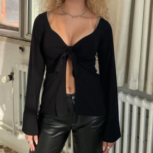 Maddy blouse  - Snygg maddy blouse knyt topp i färgen svart ifrån design by si!!