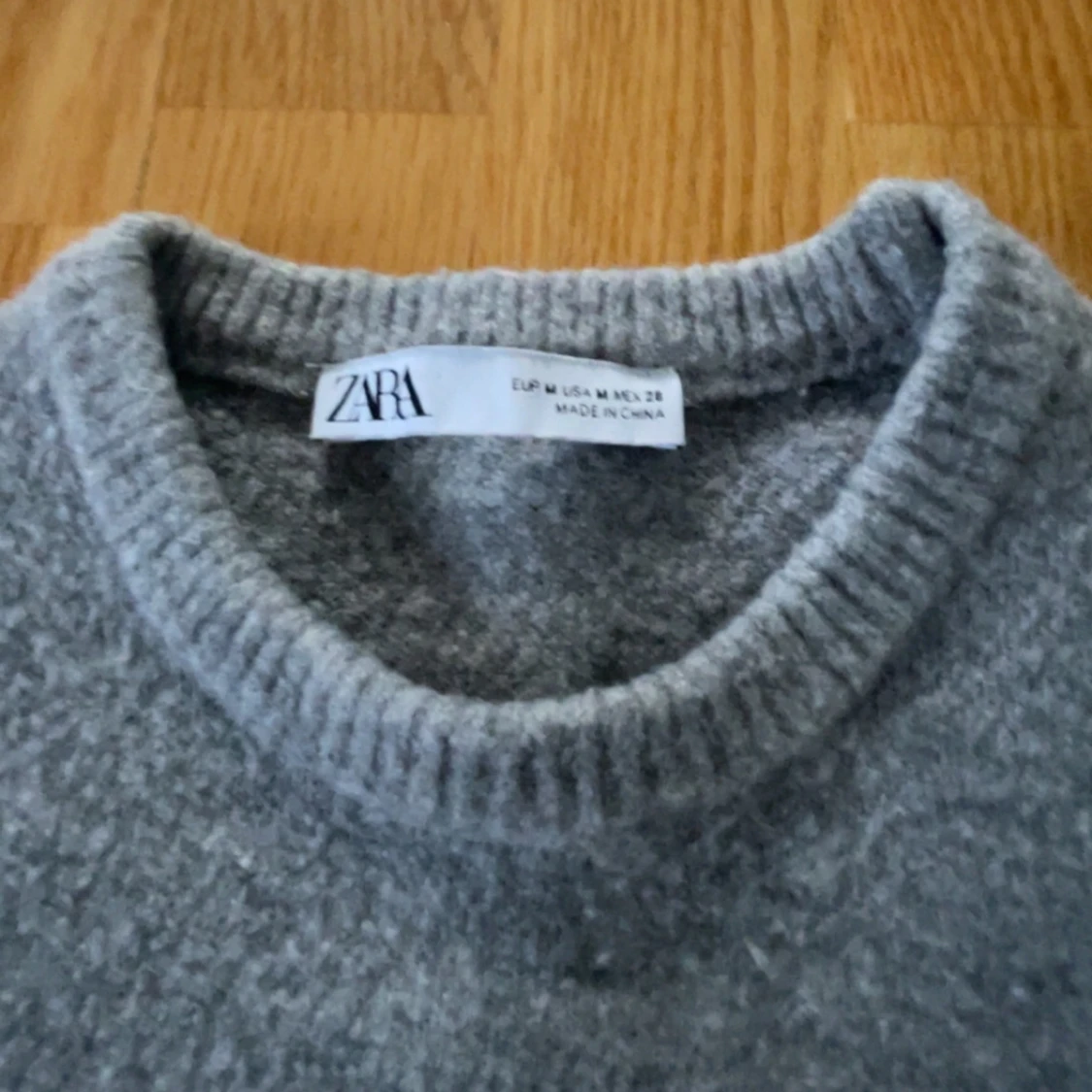 Grå stickad kortärmad tröja från Zara - 1