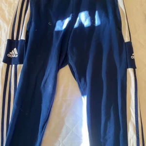 Mjukis byxor från adidas - Mörkblåa mjukis byxor från adidas
