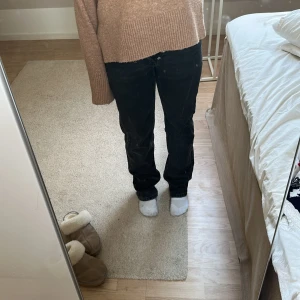 Raka svarta jeans från zara - Raka svarta jeans med medelhög midja från Zara. Det är i storlek 34. Förekommer en liten fläck längst ner på baksidan av ena benet, går möjligtvis bort i tvätten. ❤️😇🙌🏻💕