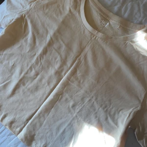 Crop topp - Magtröja. Helt ny (ingen prislapp dock). helt oanvänd. fläck/märk/hål-Fri