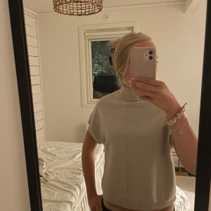 Beige stickad💞 - Stickad kortärmad med turtle neck nästan aldrig använt, perfekt nu till hösten😆
