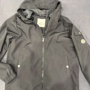 Moncler Jacka - Moncler vindjacka/jacka. Helt ny och tags finns kvar om det efterfrågas. Pris kan diskuteras.