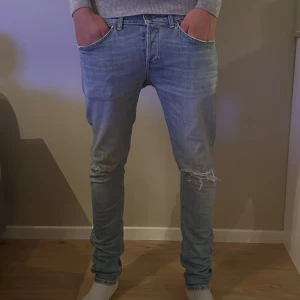 Dondup George jeans W32 - |Tja! Ett par sjukt snygga dondup jeans i en skön färg ❗️| Skick 9/10 otroligt bra skick☑️| Storlek: 32, sitter helt ok på mig - 189cm och 73kg📏| Nypris: ca 1500kr💵| Färg: blå, sol på bilden💙| Fraktar spårbart via postnord eller instabox📦| Hör av er för mer information!| Ha de fint👊