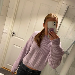 Ljuslila stickad tröja från H&M - Supermysig ljuslila stickad tröja från H&M, knappt använd.