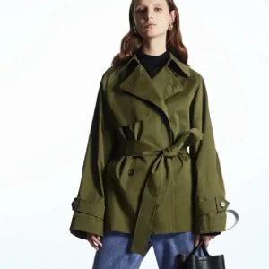 Olivgrön trenchcoat från COS - Säljer min fina gröna oversized short trench coat från COS, fint skick💚i storlek 32 men då den är oversize i modellen tror jag även den funkar 34&36
