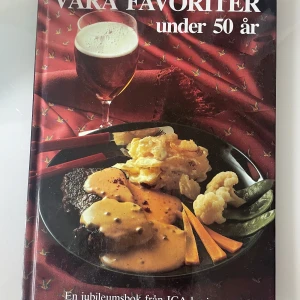 Våra favoriter under 50 år - En jubileumsbok fylld med 99 klassiska och moderna recept – från abborrepanna till banana split. Perfekt för dig som vill laga allt från festmat till söndagsmiddag och upptäcka svenska matfavoriter genom tiderna.