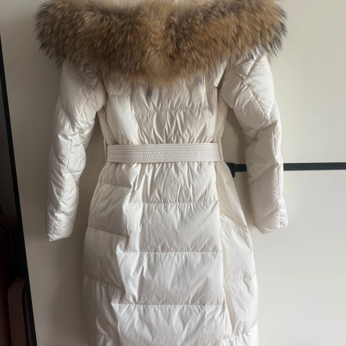 Vit lång dunjacka med pälskrage XS/S - 1