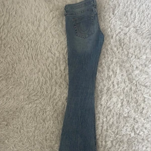 True Religion bootcut jeans blå - Säljer dessa då dom tyvärr inte kommer till användning alls längre, älskar dock hur dom sitter på och det finns inga skador eller någonting❤️Är öppen för prisförslag.                                    NYPRIS: 1399kr